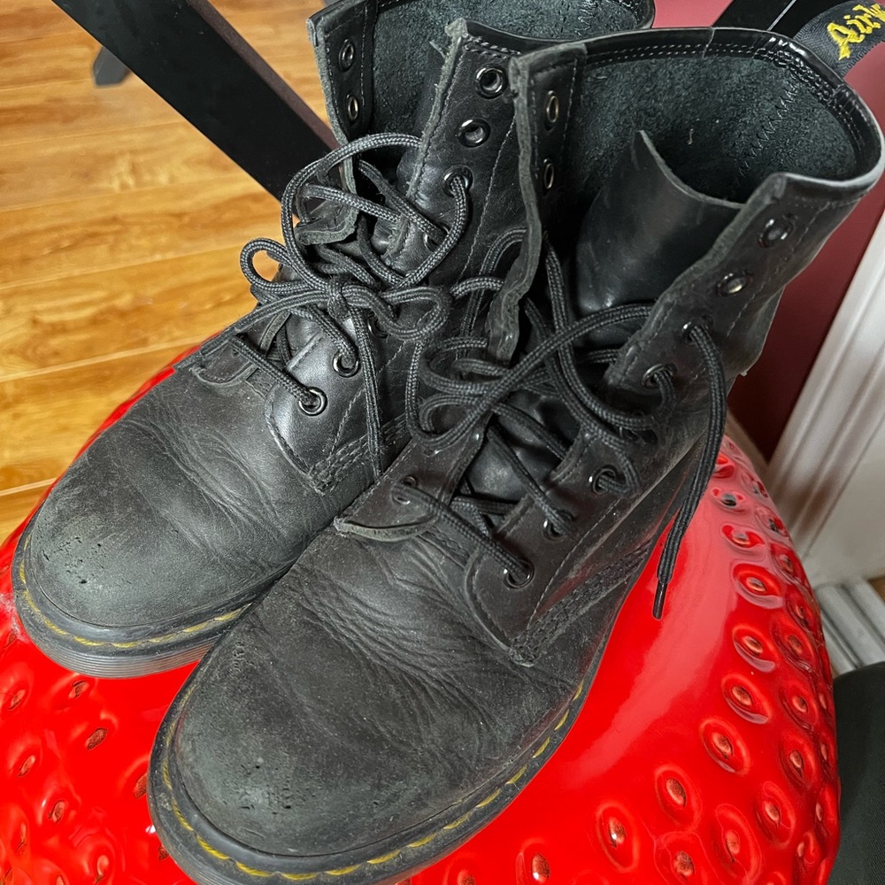 Old doc martens in black 1460